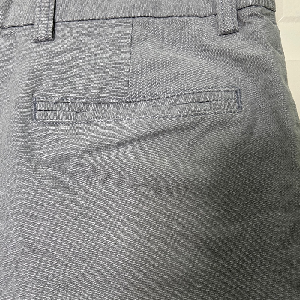 Old Navy Men's Light Gray Flat Front Ultimate Slim Shorts - Picture 7 of 8